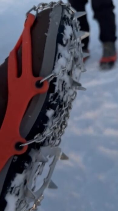 氷河の洞窟ツアーで貸し出されたアイゼン